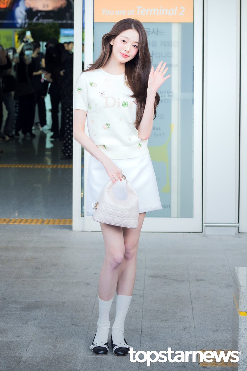 chartsive's tweet photo. [INFO] @IVEstarship #JANGWONYOUNG looking radiant on her way to Paris Fashion Week for DIOR S/S 2027.

WONYOUNG EN ROUTE
#ParisBoundWonyoung
#IVE #아이브 #DiorSS27 @Dior https://t.co/q82NdSPGH6