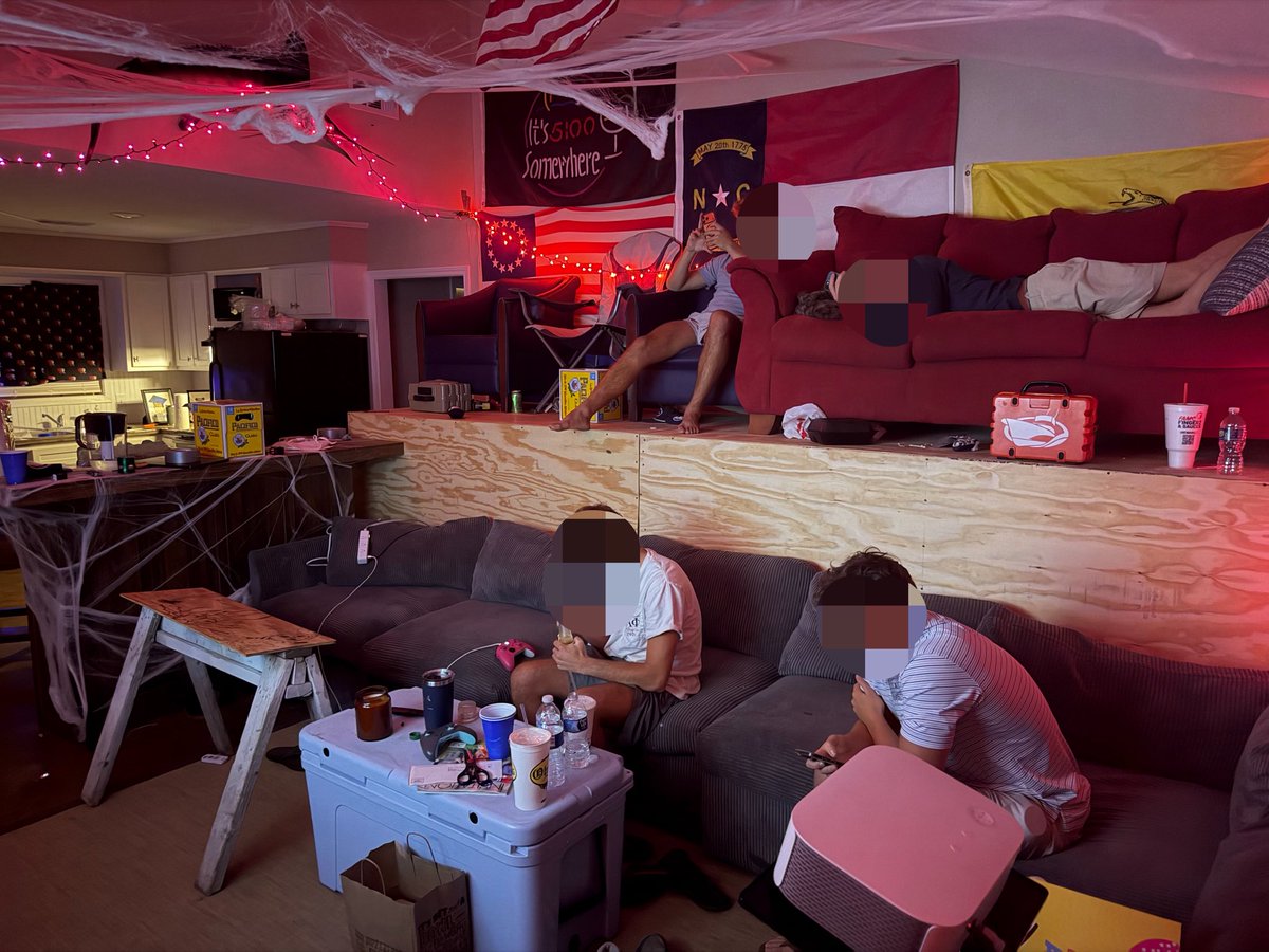 BagMaye's tweet photo. Double decker couch dox https://t.co/ACMMLLhzcT