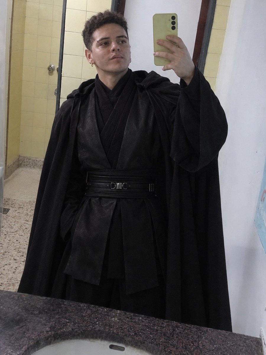 grrrrr_p's tweet photo. bueno me compre un traje de anakin, si no me veo asi cuando llegue lo quemo. Quien se ofrece a ser mi padme¿¿ https://t.co/u8ZJzvMFUC