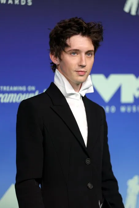 dannysthilld's tweet photo. Taylor Swift,Madisin Rian,Troye Sivan e Bella Kay no Red Carpet do Vídeo Music Awards 2026. 
#VMA #VMAs #VMA2026 #VMAs2026 

#DomingoDetremuraSDV https://t.co/QKxcGSvHWb