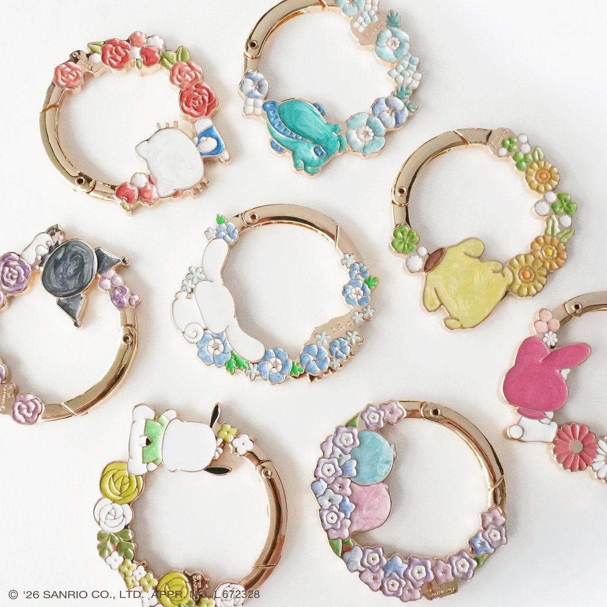 sanrio_news's tweet photo. 3caratから「おとなのカラビナ」（全9種）が新登場！
日傘などをバッグの持ち手にさっと引っ掛けられるよ♪
リースみたいなお花モチーフが素敵だね。
両面デザインで裏側もかわいい♡
お気に入りのバッグに付けて、スマートなお出かけを楽しもう☆
https://t.co/QacjyT6E3b
#サンリオ https://t.co/Twi9rovIFK