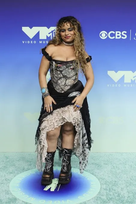 dannysthilld's tweet photo. Taylor Swift,Madisin Rian,Troye Sivan e Bella Kay no Red Carpet do Vídeo Music Awards 2026. 
#VMA #VMAs #VMA2026 #VMAs2026 

#DomingoDetremuraSDV https://t.co/QKxcGSvHWb