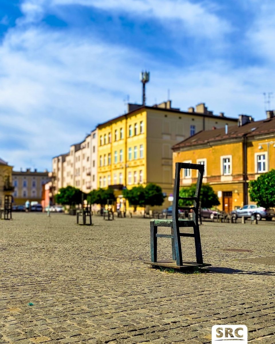 LeteBb's tweet photo. ⛪️✨️Ontdek een van de mooiste steden van Polen: Krakau! ⁠ Het Heldenplein in Krakau is een indrukwekkend monument waar tientallen lege metalen stoelen herinneren aan de joodse slachtoffers van het voormalige getto. Deze symbolische stoelen staan https://t.co/YDUb668Iqt