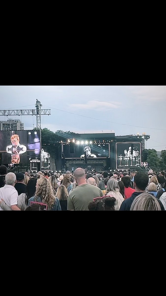 KarppaSilva's tweet photo. The legend. The man. The Elton. Fantastic night with the best people at Elton John, proving the age is just a number and still as amazing ad ever! #eltonjohn #elton #hydepark #bst #london #partyinthepark #family #imstillstanding https://t.co/fgYxo5njs7