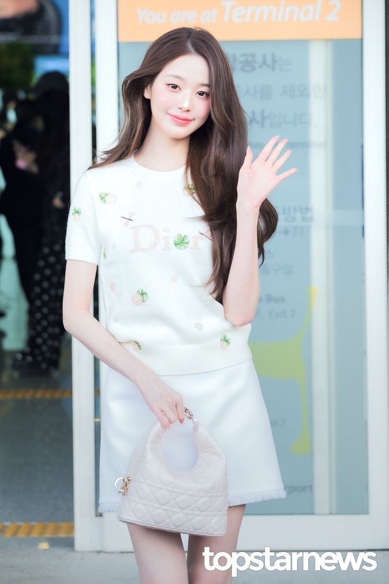 TSN_PHOTO's tweet photo. [HD포토] 아이브 장원영, ‘명품 브랜드의 새로운 공주’ (인천공항 출국) #장원영 #JANGWONYOUNG #아이브 #IVE #인천공항 #출국 #입국 #프리뷰 https://t.co/GhVVaWbAHx <- Original Photo https://t.co/MECxB9oIAa