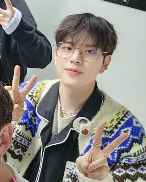miniverse___ss's tweet photo. 해투 하니까 생각난건데 이때 안경 승민이 진짜 예쁜거 알지... 왜인지 모르겠는데 가장 충격적으로 잘생기게 다가옴 https://t.co/fuiktyEFp4