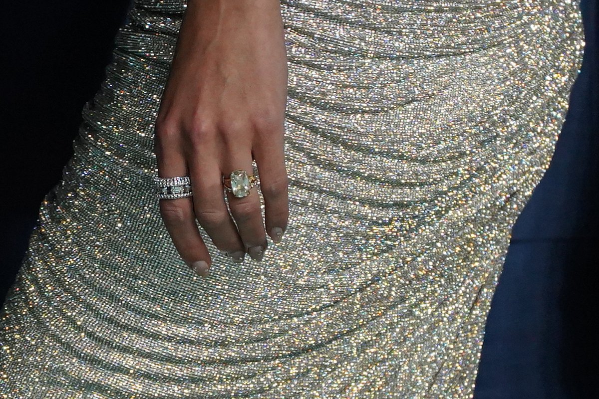 4k_taylorr's tweet photo. RING! https://t.co/dsFdGnTvD2