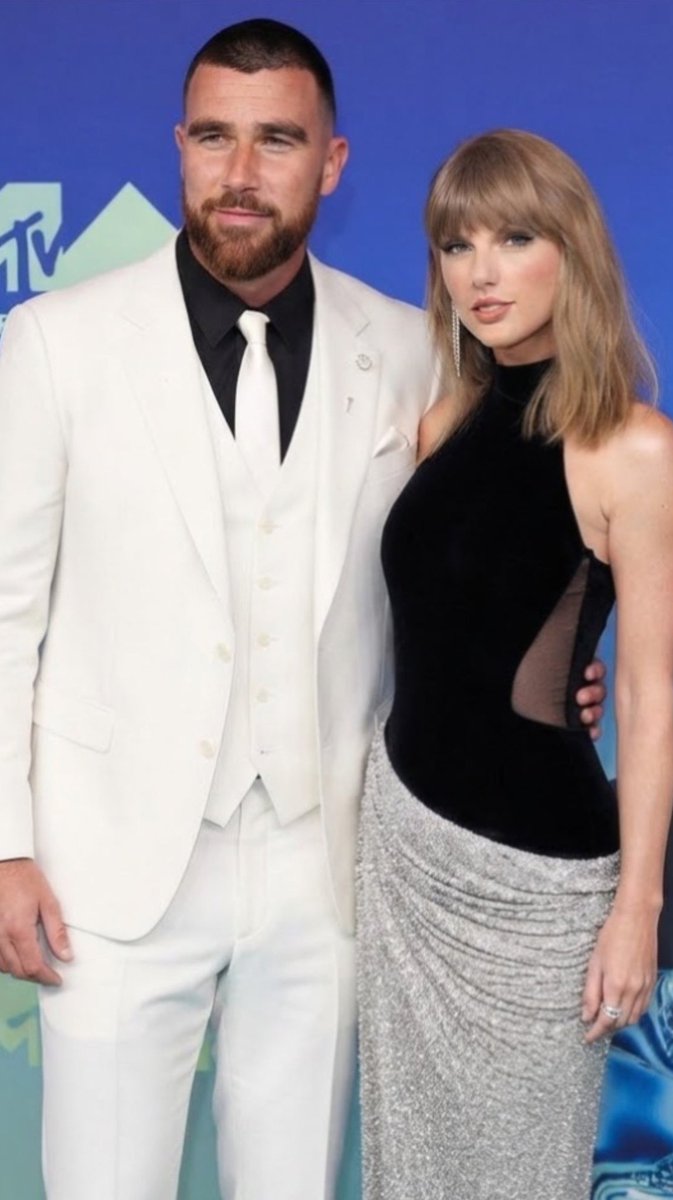 DicussingFrodo's tweet photo. Newlyweds Taylor Swift and Travis Kelce stun with a kiss at the #VMAs. https://t.co/pXuAQ9nyFF