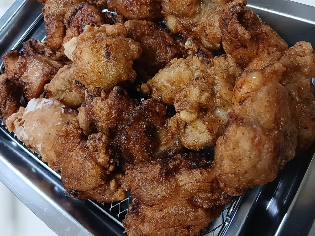 yott_chan's tweet photo. ハンバーグ、唐揚げ、肉きのこ、りんごバター🍞
ハンパじゃなくすんごく忙しい😇
仕事なんてやってる場合じゃなくなって休んだ🙌
子供4人ハプニング？イベントだらけ😵
続き過ぎ😵‍💫まだまだ続く😖
とりあえず雨はやめてもらいたい☔
 #おうちごはん https://t.co/y47DArezAt