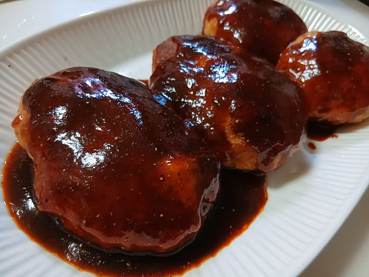 yott_chan's tweet photo. ハンバーグ、唐揚げ、肉きのこ、りんごバター🍞
ハンパじゃなくすんごく忙しい😇
仕事なんてやってる場合じゃなくなって休んだ🙌
子供4人ハプニング？イベントだらけ😵
続き過ぎ😵‍💫まだまだ続く😖
とりあえず雨はやめてもらいたい☔
 #おうちごはん https://t.co/y47DArezAt