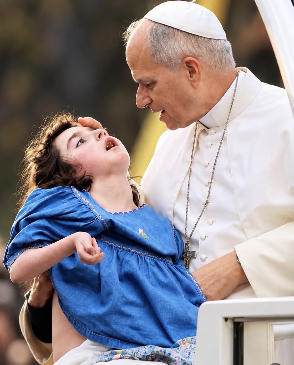 RafaelFontana's tweet photo. No Brasil, luxúria, casamento de ditador, golpe eleitoral.
Na França, o servo de Cristo deu exemplos de humanidade.
Tudo no mesmo dia. https://t.co/7SlS6t9TKn