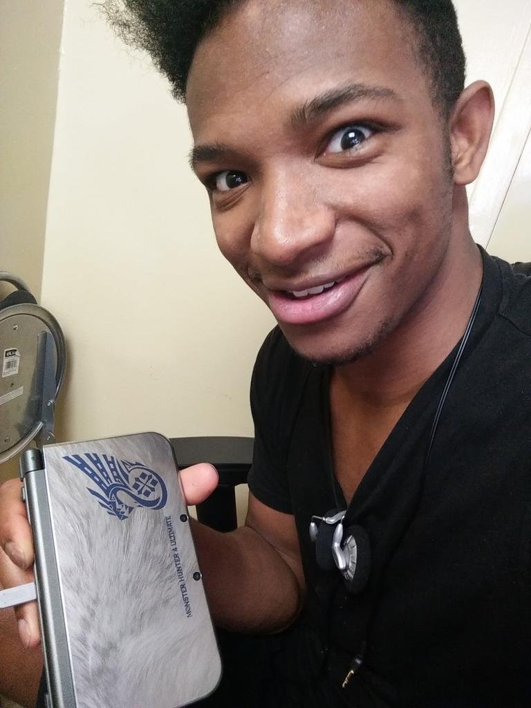 EtikaMemories's tweet photo. Etika and his Monster Hunter New 3DS XL https://t.co/xaVf0hTGmQ