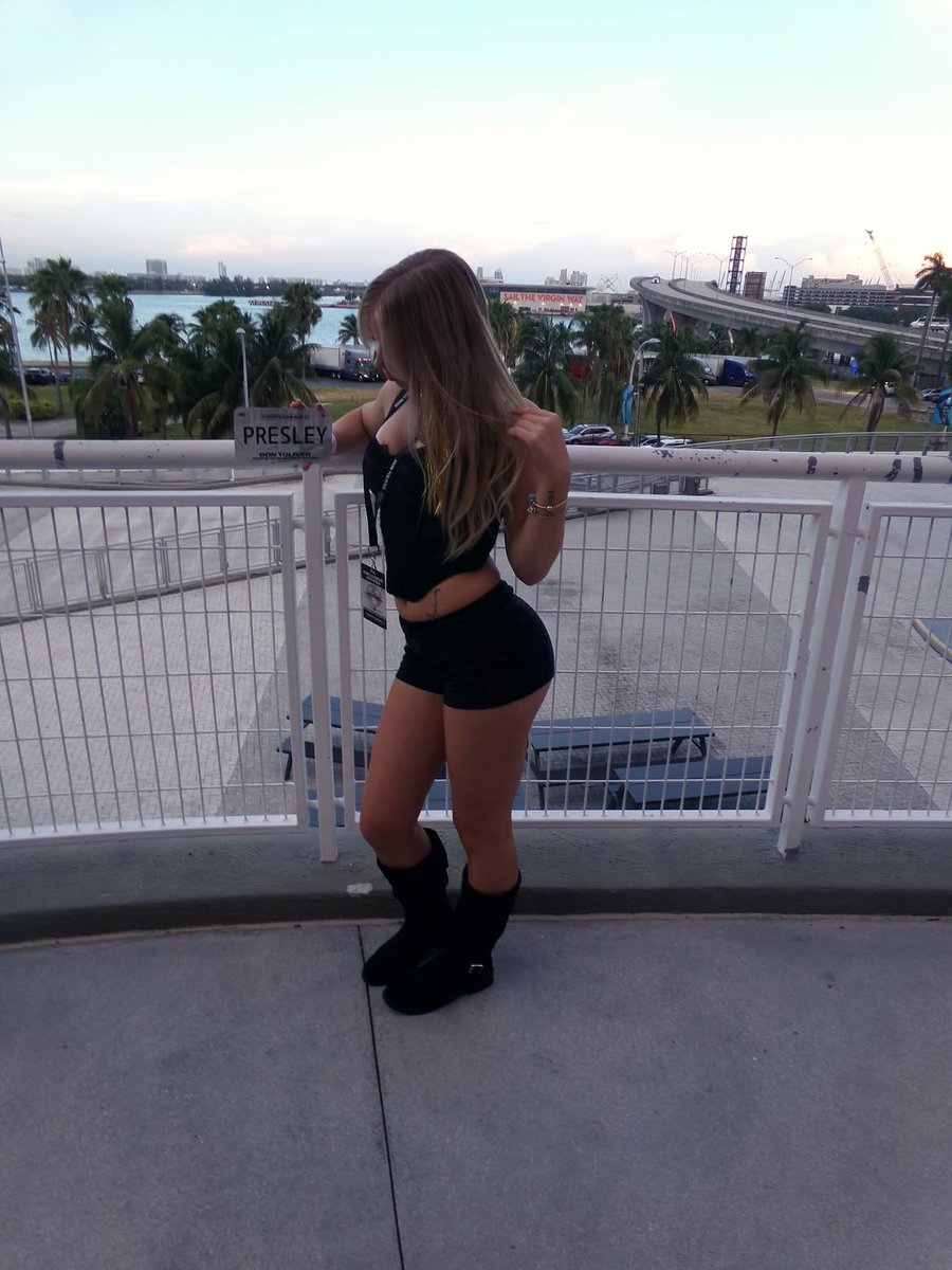 Gooningtoobops1's tweet photo. Hot bop posing so hard in her skimpy outfit, showing off every curve just for the gooners 😩 Pump for her so hard. #gooner #goonette #bop #nsfw #nsfwtwt #goonfuel #thirsttrap https://t.co/2lzEX6ohBB