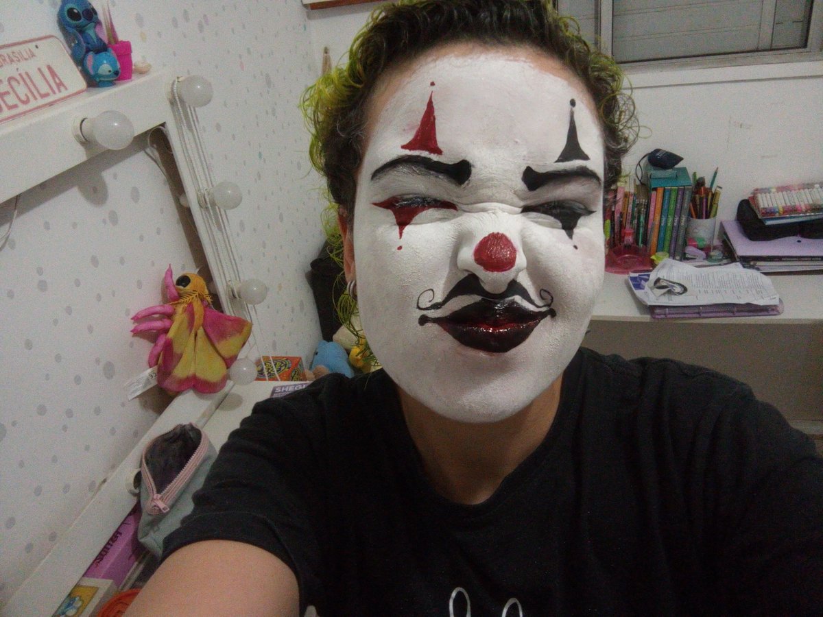 iwillthinkido's tweet photo. Pov é um domingo a noite e vc resolve fazer maquiagem de palhaço 🤡 https://t.co/9BWGzk3zOp