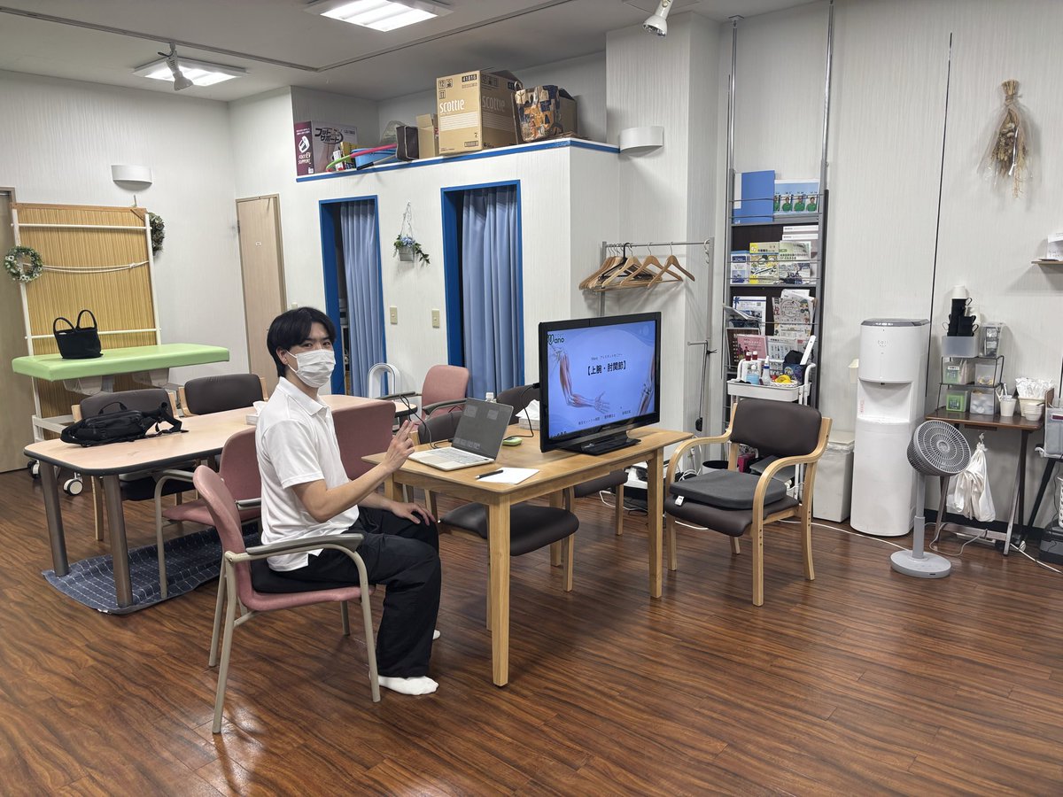 rehamano2020's tweet photo. Manoアシスタント勉強会　予演会

テーマ:上腕・肘関節
講師:金城君、横戸君

先日の柏塾の柏木先生の実技に感化され、いつもより気合いの入った予演会でした🤲
かなり、準備してきたことも感じられる2人の時間でした⏳
この会はアシスタントのトレーニングと若手療法士に向けたハンドリングの会です♪ https://t.co/MX4BjmDKoS