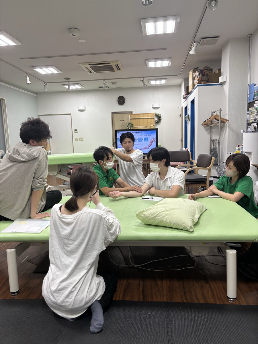 rehamano2020's tweet photo. Manoアシスタント勉強会　予演会

テーマ:上腕・肘関節
講師:金城君、横戸君

先日の柏塾の柏木先生の実技に感化され、いつもより気合いの入った予演会でした🤲
かなり、準備してきたことも感じられる2人の時間でした⏳
この会はアシスタントのトレーニングと若手療法士に向けたハンドリングの会です♪ https://t.co/MX4BjmDKoS
