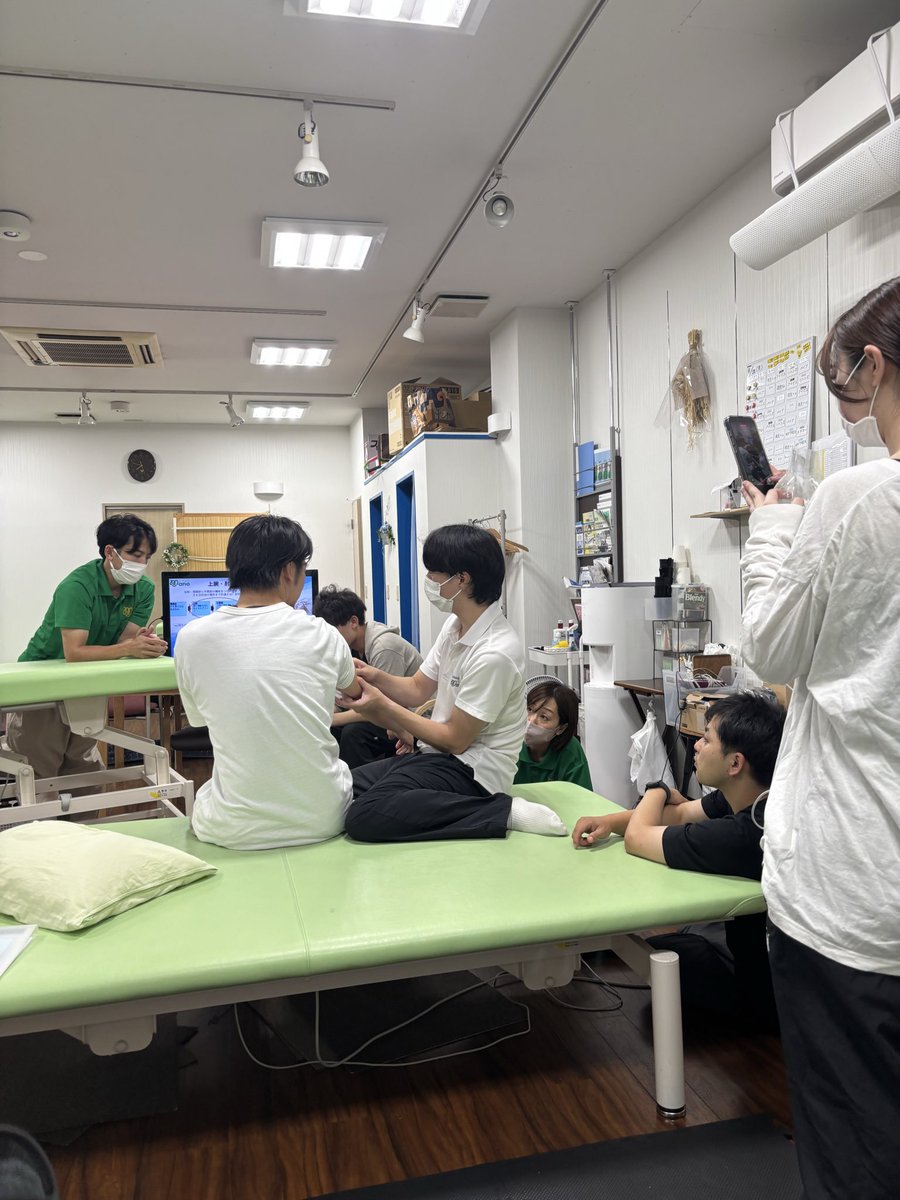 rehamano2020's tweet photo. Manoアシスタント勉強会　予演会

テーマ:上腕・肘関節
講師:金城君、横戸君

先日の柏塾の柏木先生の実技に感化され、いつもより気合いの入った予演会でした🤲
かなり、準備してきたことも感じられる2人の時間でした⏳
この会はアシスタントのトレーニングと若手療法士に向けたハンドリングの会です♪ https://t.co/MX4BjmDKoS