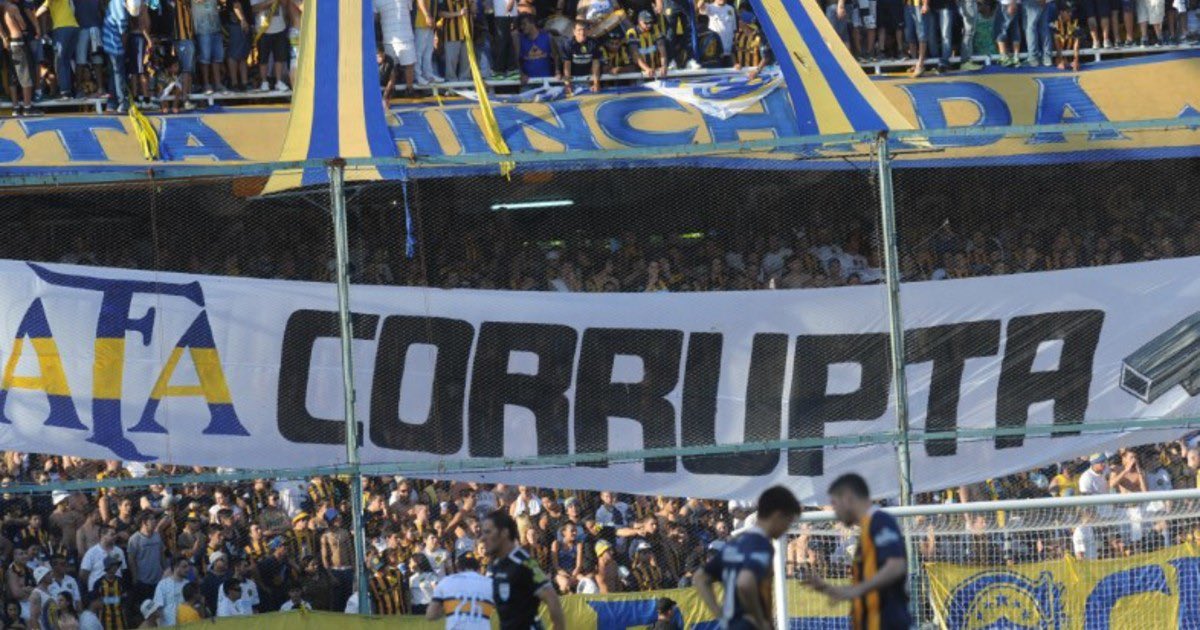 TotoTermo2's tweet photo. Floja memoria tiene Rosario Central. Hace 10 años se quejaban, con justa razón, de la corrupción en AFA.

Hoy, 10 años después, les toca ser parte del sistema y no solo que no se quejan, sino que lo disfrutan y se enorgullecen.

Admiración total al hincha de Central, si es que existe, que no celebra las payasadas actuales.