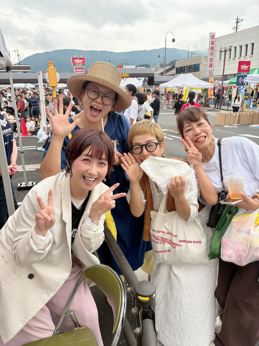 8chi1ho7's tweet photo. 「ENAみのじのみのり祭」2日目はステージの司会を担当🎤歌や踊り、アミックスコム小栗和恵ちゃんとの中継、福女トークショー＆大抽選会と盛りだくさん✨MCブースにもたくさんの方が会いに来てくださり感激🥰無事に二日間終了！たくさんの笑顔と人の温かさに触れ、私もいっぱい“福”をいただきました❤️ https://t.co/YCnxcRMY3n