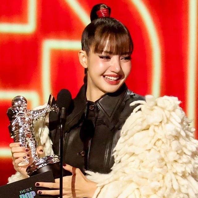 blckpinkpic's tweet photo. LISA makes history as the first Asian artist to WIN ‘BEST POP’ with ‘DREAM’ at the #VMAs  😭😭😭 https://t.co/ReLikyw64d