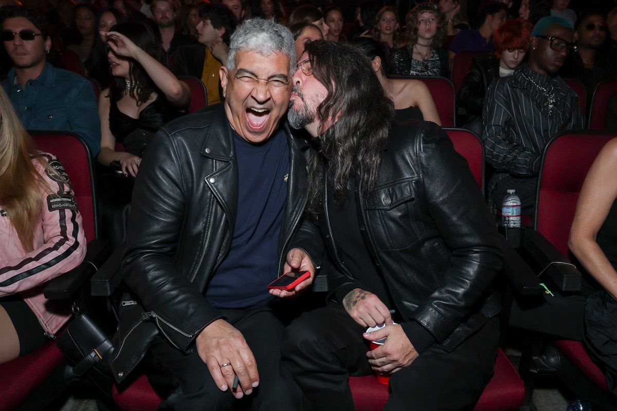 consequence's tweet photo. Dave Grohl smooches Pat Smear at the VMAs

📸: Todd Williamson/CBS https://t.co/n10cJE4DOJ