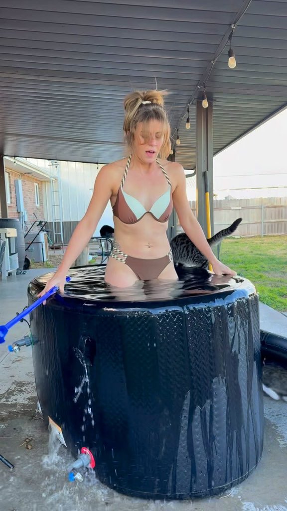 JojoSnow6n's tweet photo. @Jassica445 I love ice bath 🛁 https://t.co/PzUhqDNZCf
