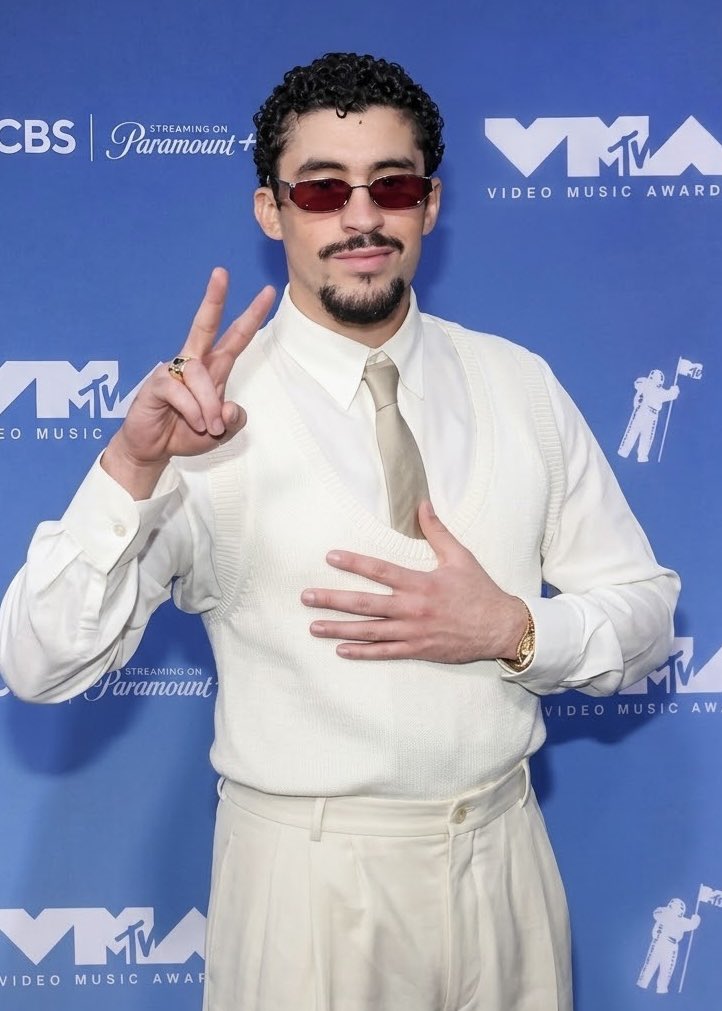 safetybieber's tweet photo. BAD BUNNY ACABA DE CHEGAR NO #VMA https://t.co/Afp2z388XF