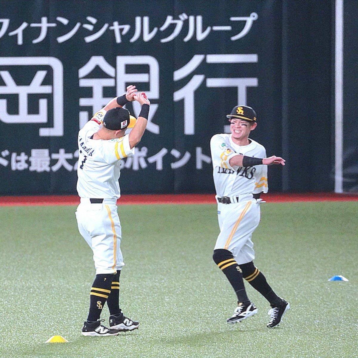 yz1204_ao's tweet photo. まっきーさん
ずーっと晃さんと一緒にいたし
最後のキャッチボール噛み締めてたし

私も噛み締めた。

 #中村晃 選手
 #牧原大成 選手
 #sbhawks
2026.9.27 https://t.co/Ys2re2ytvx