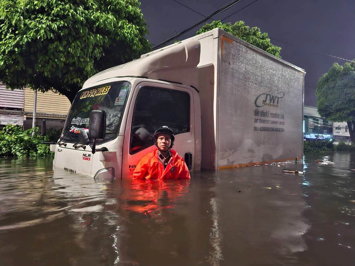 js100radio's tweet photo. 🚨 อัปเดตสถานการณ์น้ำ
📍 บริเวณ #สี่แยกบางกะปิ #ถนนนวมินทร์ ขาเข้า–ขาออก
.
👮‍♂️ ล.6 และ ล.61 ลงพื้นที่ตรวจสอบสถานการณ์และปริมาณน้ำล่าสุด
⚠️ ขณะนี้ยังมีปริมาณน้ำท่วมสูง รถขนาดเล็กห้ามผ่าน เนื่องจากอาจเกิดอันตรายและรถดับกลางทางได้
.
⛔ ขอให้ประชาชนที่ใช้รถขนาดเล็ก หลีกเลี่ยงเส้นทางสี่แยกบางกะปิ และวางแผนใช้เส้นทางอื่น

(Cr.สนลาดพร้าว)