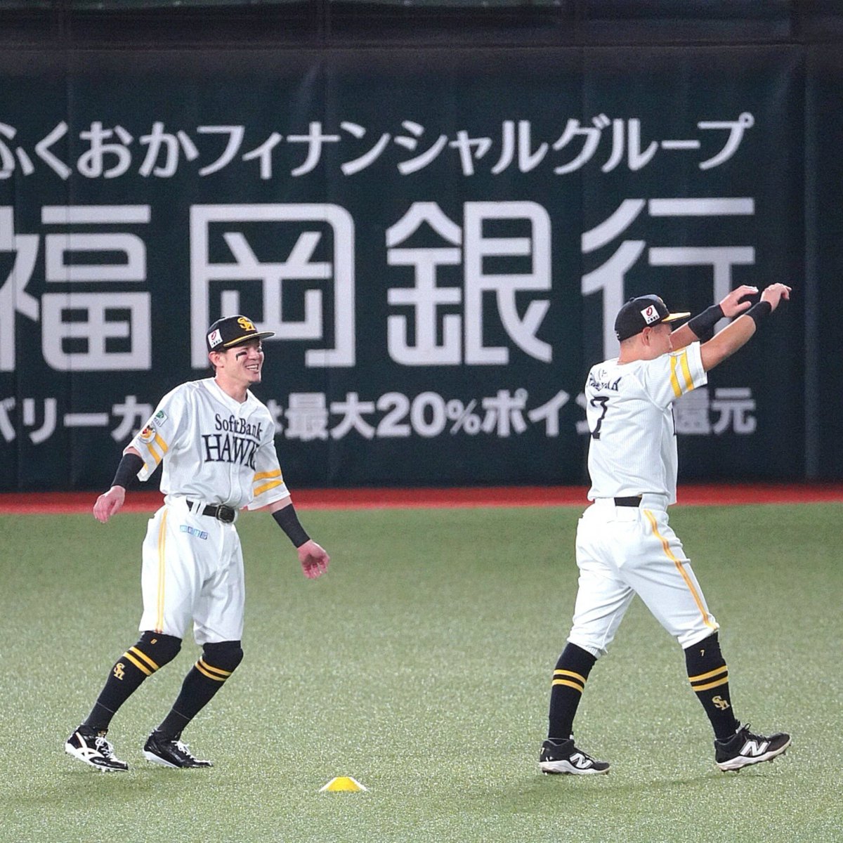 yz1204_ao's tweet photo. まっきーさん
ずーっと晃さんと一緒にいたし
最後のキャッチボール噛み締めてたし

私も噛み締めた。

 #中村晃 選手
 #牧原大成 選手
 #sbhawks
2026.9.27 https://t.co/Ys2re2ytvx