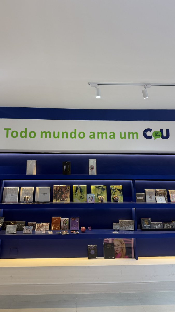 vantelovss's tweet photo. cu aberto na liberdade cheio de album e photocard 💕💕💕 https://t.co/rJ8xtrdJ3O