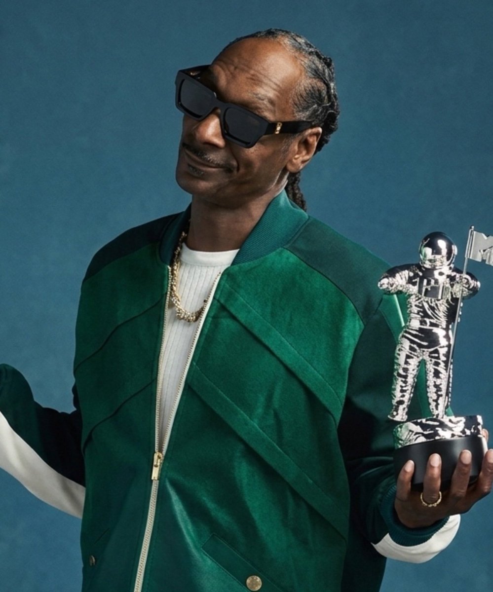 poponze's tweet photo. Snoop Dogg, apresentador do VMAs 2026, revelou que irá presentear todos os vencedores da premiação com maconha. https://t.co/hd7qbflb6d