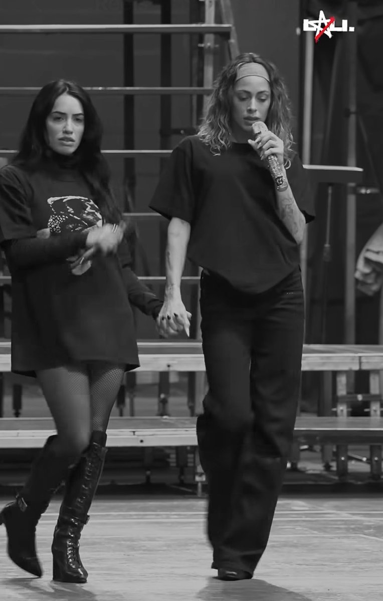 tinirude's tweet photo. ensayo                  vs                   vivo  🛐 https://t.co/KCVcmqY6j6