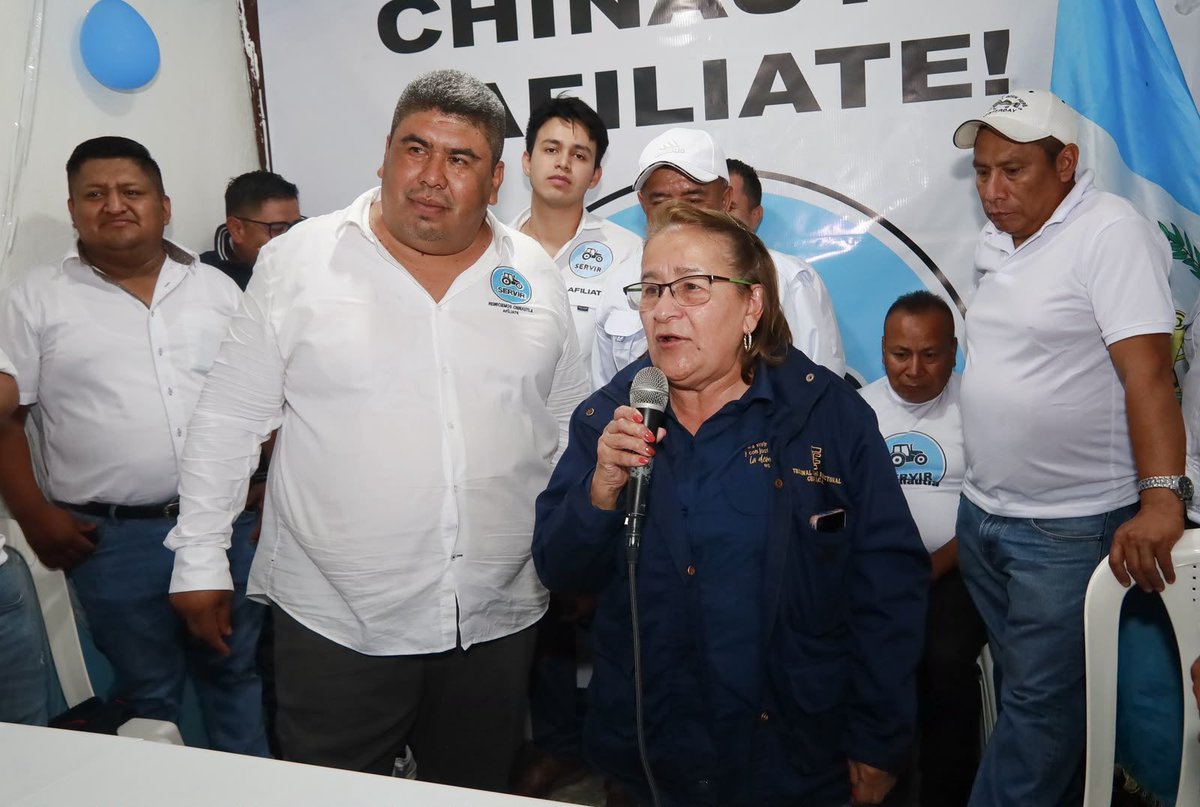 RamonHernande23's tweet photo. En Chinautla Partido 
SERVIR ya es legal 

El Partido SERVIR quedó este domingo Legalizado en el municipio de Chinautla bajo el liderazgo de Marcelo Flores más conocido como “El Gordo del Agua” al realizarse la asamblea municipal 

En su intervención Marcelo Flores recordó a los presentes el proceso de construir una organización política competitiva, aunque los otros proyectos políticos intentan entrampar el camino, cuando el pueblo quiere y Dios lo permite, los grandes cambios ocurren. 

"Estamos trabajando unidos muchas personas para lograr los grandes cambios que Chinautla necesita" expreso Marcelo Flores.

Por su parte el Ingeniero Simón Cabrera, Secretario Departamental de SERVIR indicó que Marcelo Flores tiene todo el apoyo de la organización departamental y la organización nacional, para promover los principios y valores que nos unen al partido SERVIR.
#PartidoServir #Metroredes #Chinautla #Afiliate #AñoPreelectoral
https://t.co/YSJljcrfZu