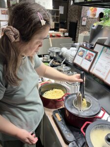 aikoh_chiba's tweet photo. ≪イオンモール外出≫
先日、イオンモール成田でみんなでビュッフェを楽しみました🍴 
好きな料理を選んで味わいながら、利用者さん同士で会話も弾み、たくさんの笑顔が見られる素敵な時間に😊
普段とは違う場所での食事が良い気分転換になり、楽しい思い出になりました✨

https://t.co/n2sIFrdnlc https://t.co/CnOydOA2dR