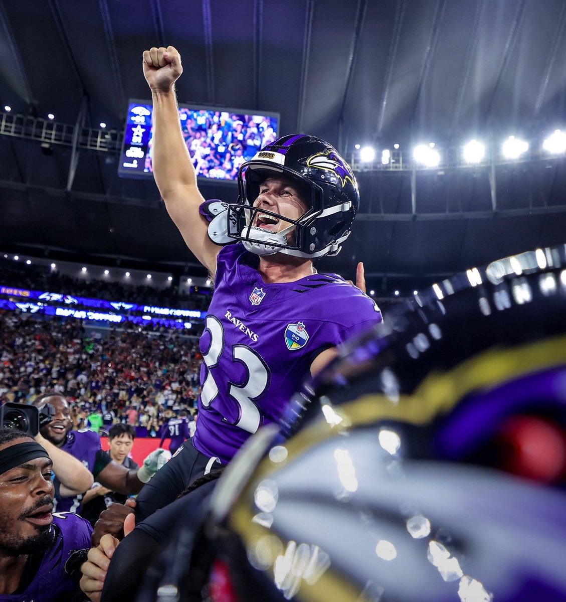 pisounalinha's tweet photo. Tyler Loop.

Maracanã ao fundo.

A foto do Rio Game, e da vitória do Baltimore Ravens em um jogo épico com o Dallas Cowboys.

Até logo, NFL! https://t.co/AKZ5wJ1QTv