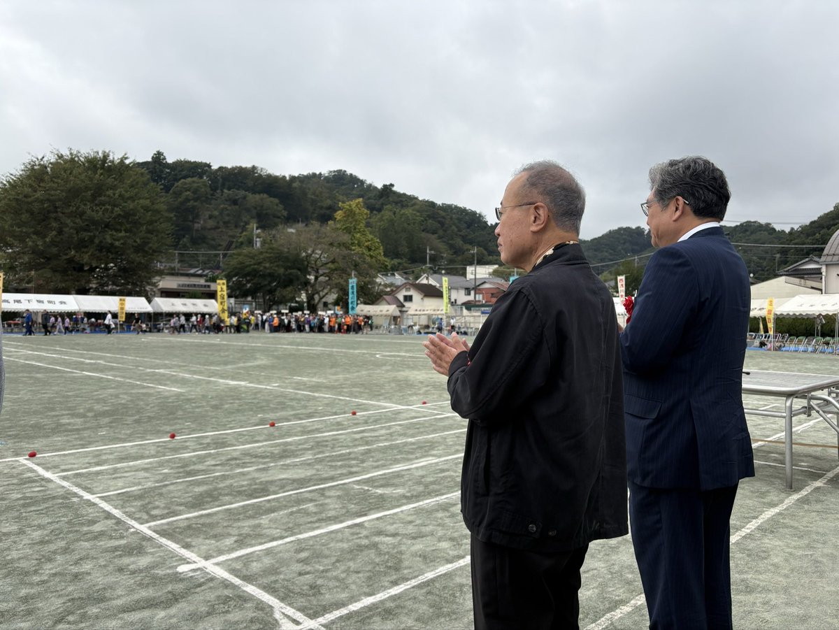 aritayoshifu's tweet photo. 萩生田光一議員と私。八王子の運動会参加の光景。 https://t.co/mY7qRRarfZ