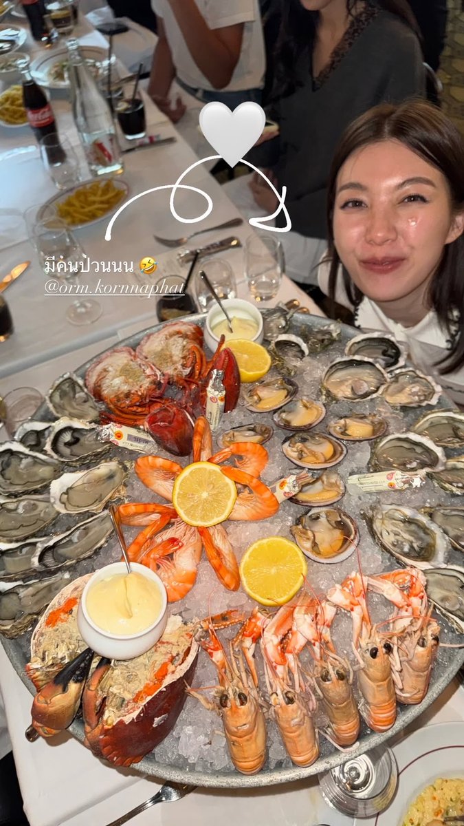 LingOrm_BH's tweet photo. อุ้ยยยยย ทุกคนคะหนูเห็นหน้าคุณ Orm Kornnaphat และ คุณ Lingling Kwong ที่นั่งข้างๆด้วยค่ะ 🫣💜

Cr. story ig : gunn_8

#LinglingKwong #OrmKornnaphat
#LingOrmDiorSummer27 #LingOrm
#Dior #DiorSummer27 #PFW https://t.co/3CMPyjolju