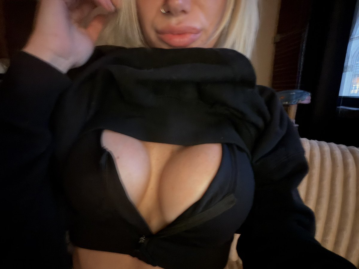 honey_baby2414's tweet photo. 🫦🍒👅 https://t.co/zTSMgh3laI