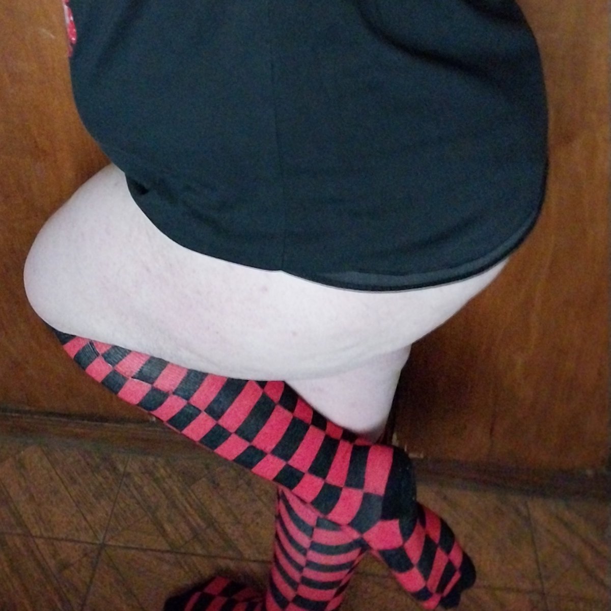 LuliRavenmoon's tweet photo. Ya decia yo que habia algo raro con mis piernas (? https://t.co/Dd6lT1TxQS