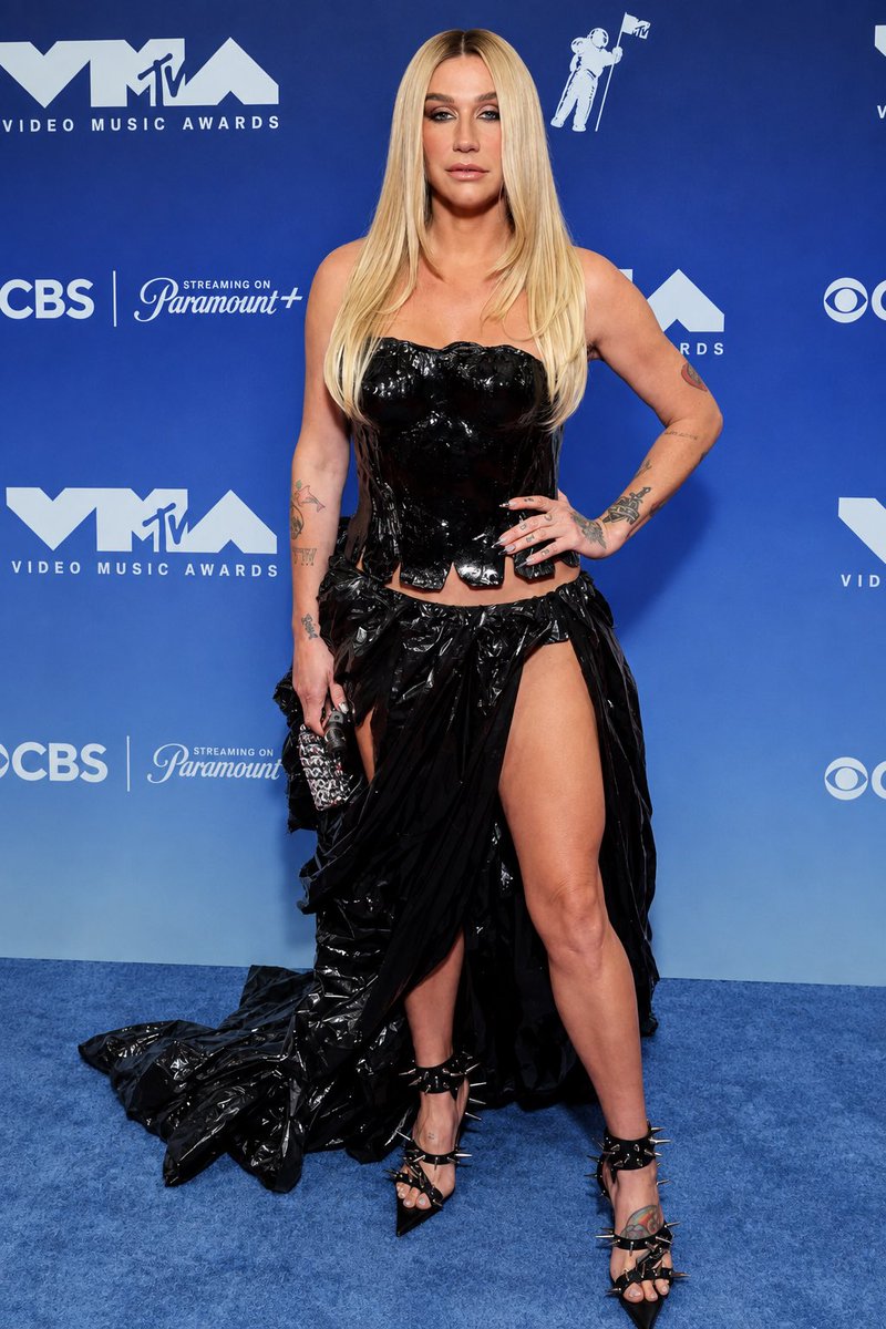 KRSSUXX's tweet photo. KESHA at the #Vma red carpet https://t.co/hLBzsc9tho