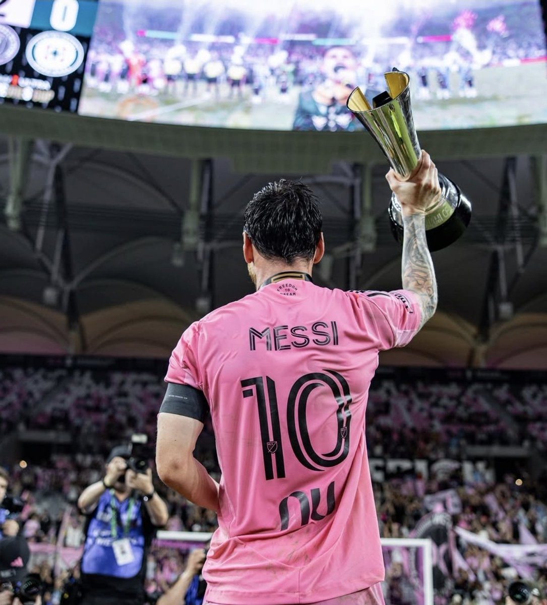 BarcaWorldwide's tweet photo. WE WEREN'T GETTING BENCHED EVER 🐐 https://t.co/olQfcvIJHW
