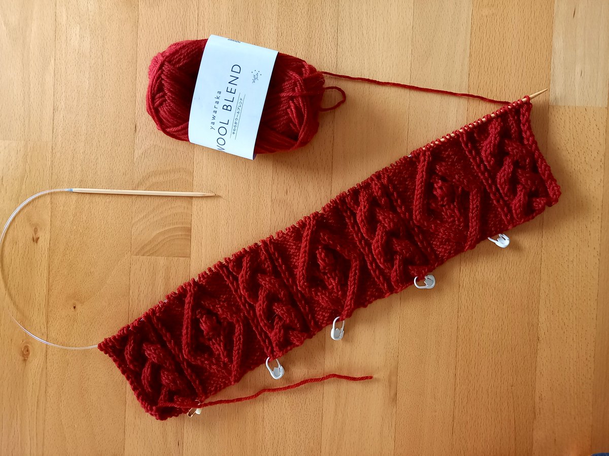 meriyasuisknit's tweet photo. 練習してたアラン模様でセーター編み始めた🌷 https://t.co/L4BvlQvDU0
