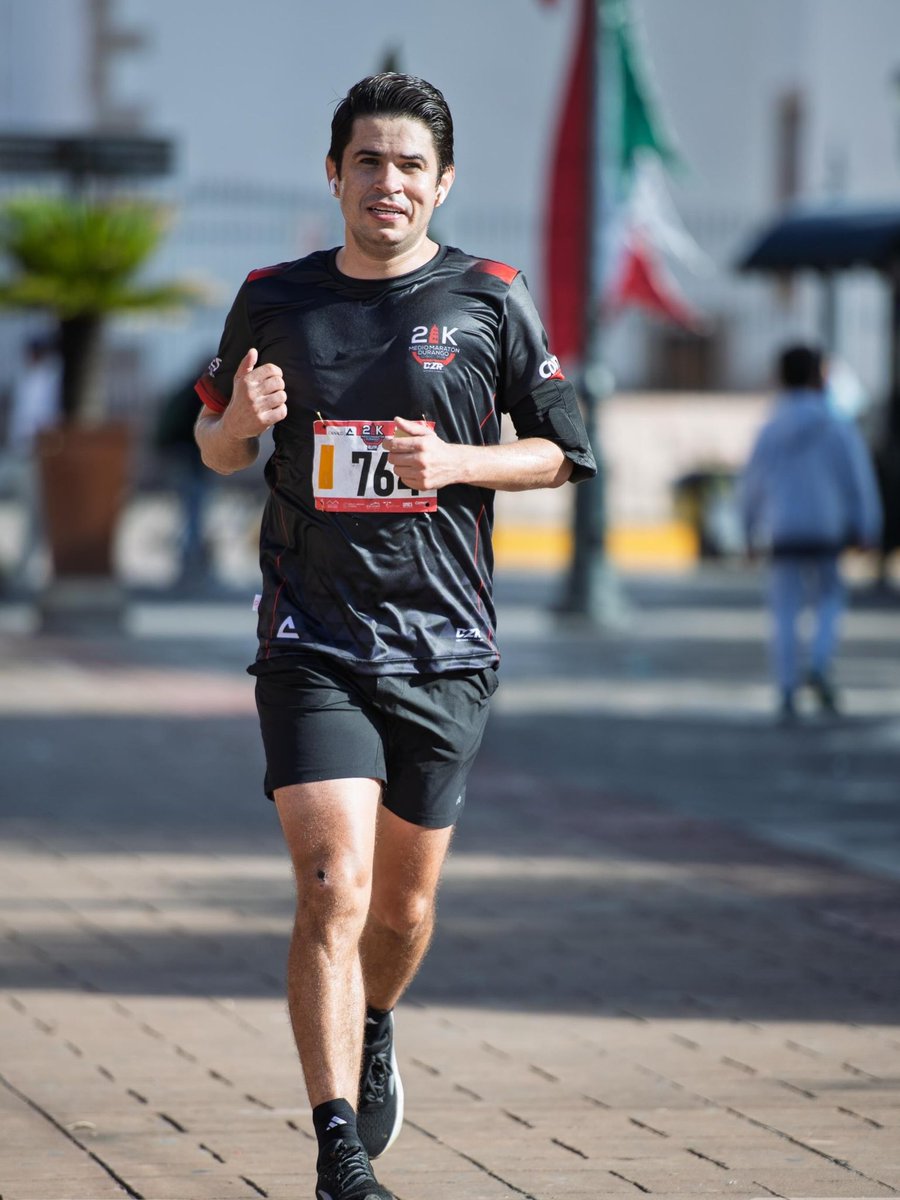 MarioFdoAyala's tweet photo. Muy contento por mi segundo Medio Maratón… disfruté mucho correrlo al lado de grandes amigos y seguir aprendiendo de ellos. Felicidades a los organizadores porque estuvo de lujo @CanacoDurango 👏🏽👏🏽👏🏽💪🏽

⏱️ 1:57:50 https://t.co/gEw3TH7HUw