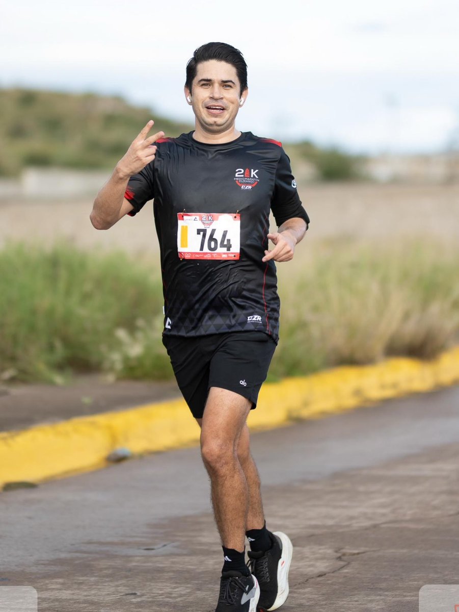 MarioFdoAyala's tweet photo. Muy contento por mi segundo Medio Maratón… disfruté mucho correrlo al lado de grandes amigos y seguir aprendiendo de ellos. Felicidades a los organizadores porque estuvo de lujo @CanacoDurango 👏🏽👏🏽👏🏽💪🏽

⏱️ 1:57:50 https://t.co/gEw3TH7HUw