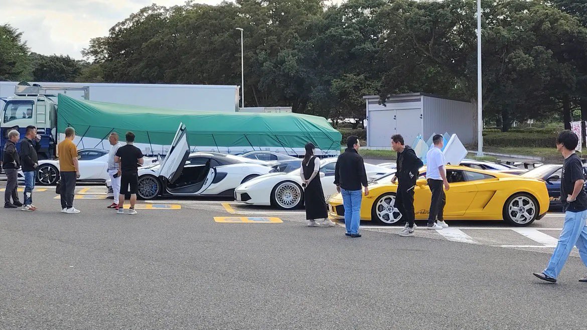 Izumi_Sunagawa's tweet photo. 東北自動車道上り線。
安達太良サービスエリア。

大型車用駐車スペースを占有するアホ共。

高級車に乗ると何やっても許されるとか勘違いしてるのか？

大型トラック乗りの迷惑とか考えられないのかよ？ https://t.co/lvBU9XLi1p