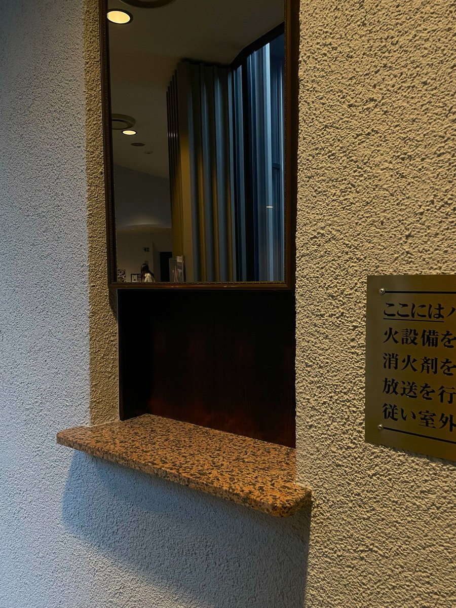 Recochotoi2355's tweet photo. 松濤美術館巡回の「路上、お邪魔ですか？」
70年代ぐらいの洒落臭い人々はテニスに走ってたらしい。松濤美術館は鏡が多くて2階にはトマソンのような何かもある。反貧困ネットワークの冊子やビッグイシュー屋台も。8/15号は屋台特集 https://t.co/afb8LZVazL