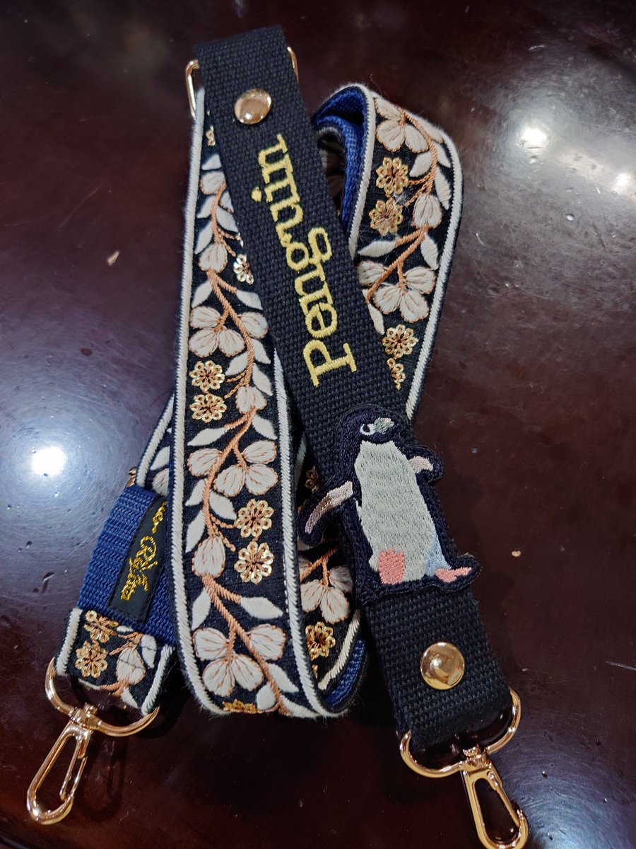 TH2eeXiqFCsAF65's tweet photo. カメラ用ストラップを付けたのは良いが
ちょっとがま口ポーチの穴が華奢に見えて
欠けてしまったら もうストラップ付けられないとビクビクしてる😱💦

この状態でポーチに入れるのはケイタイくらいしか入れられないな..と結論💦 https://t.co/piU9mpkpaT