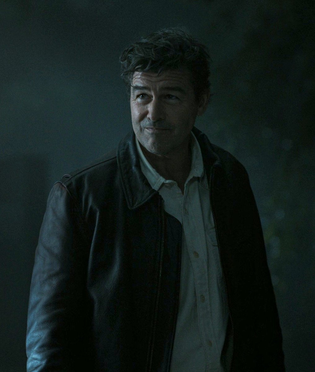 Brizksie's tweet photo. Kyle Chandler get ready to wear that jacket until you’re 90 buddy https://t.co/zZSxrDc5bx