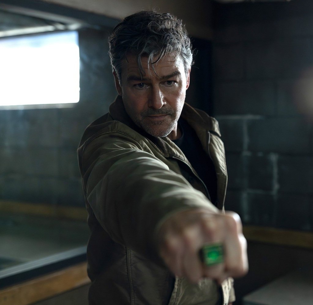 Brizksie's tweet photo. Kyle Chandler get ready to wear that jacket until you’re 90 buddy https://t.co/zZSxrDc5bx